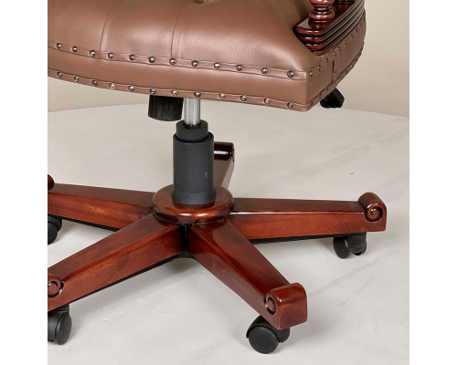 Классическое коричневое компьютерное кресло 