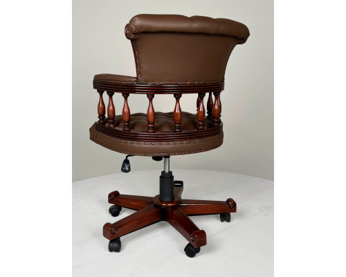 Классическое коричневое компьютерное кресло 
