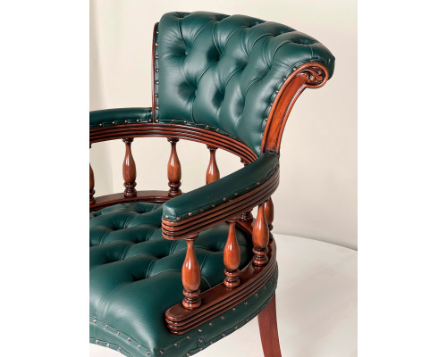 Кабинетное кресло с зеленой обивкой