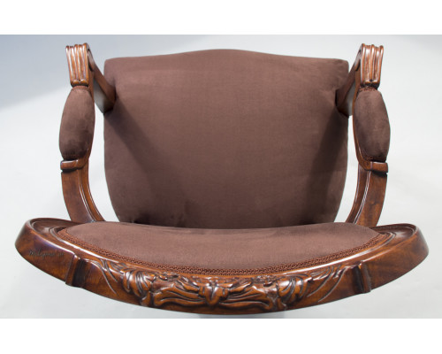  Кресло, обитое тканью темно-коричневого цвета