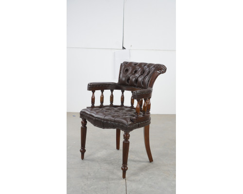 Кабинетное кресло с коричневой обивкой