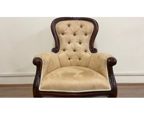  Кресло, обитое бежевой тканью 